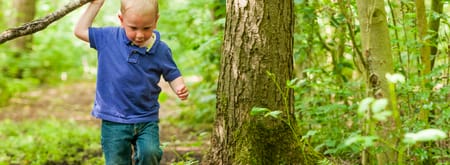 Kind in het bos