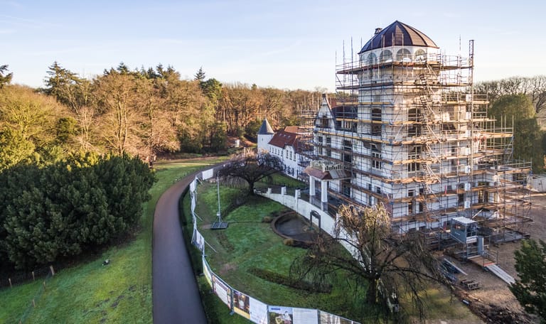 Jachtslot in de steigers