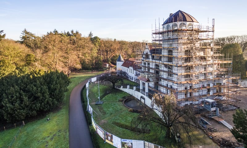 Jachtslot in de steigers