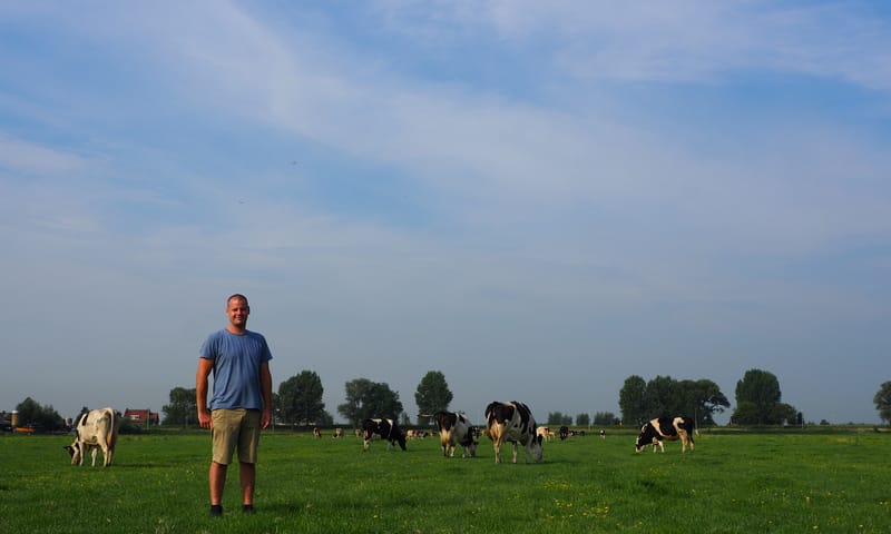 Boer Bas van den Berg in het weiland