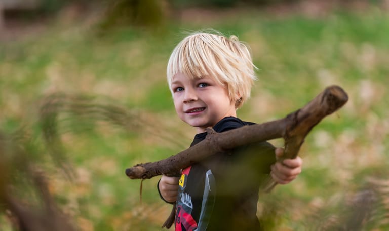 Jongen met tak wichelroede Kaapse Bossen