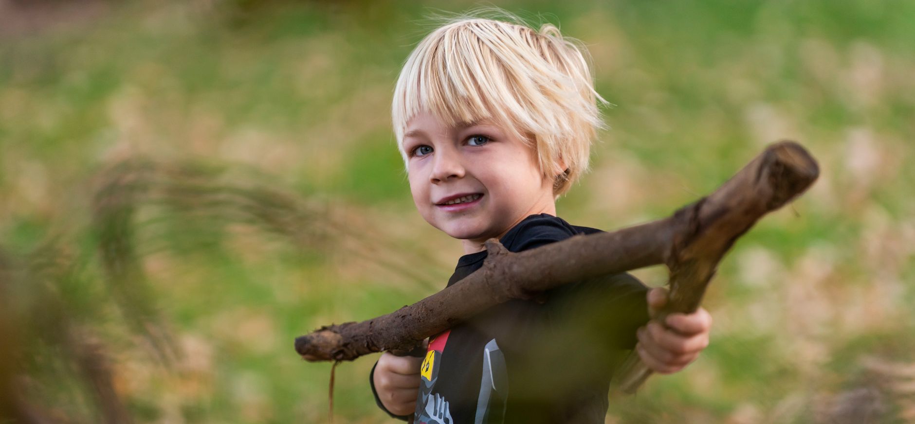 Jongen met tak wichelroede Kaapse Bossen