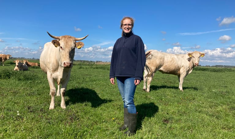 Boerin Astrid tussen haar koeien