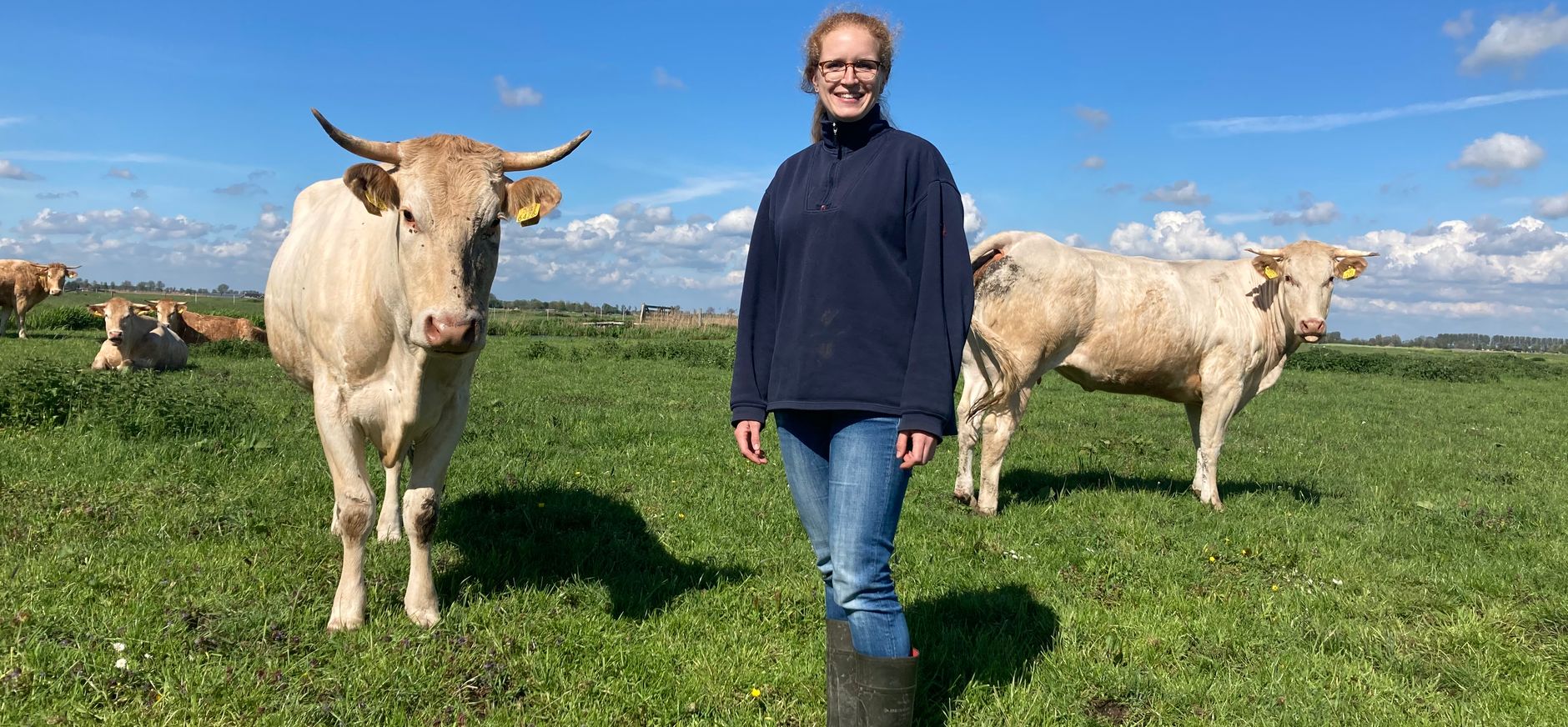 Boerin Astrid tussen haar koeien