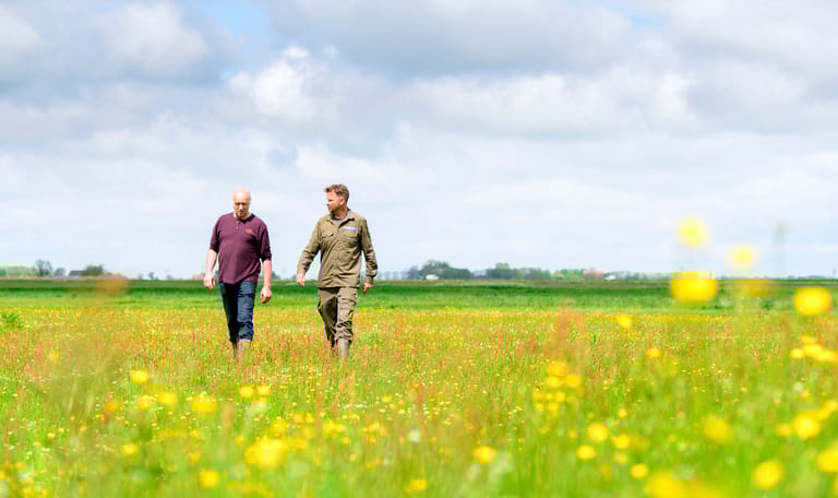 Boer Tjalling en boswachter Simon - Martin van Lokven