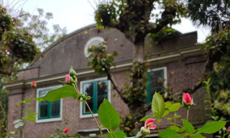 Het koetshuis op De Tempel in de herfst