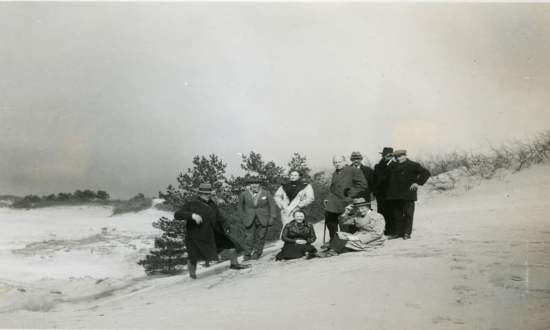 Van Tienhoven met gezelschap in de duinen 1936