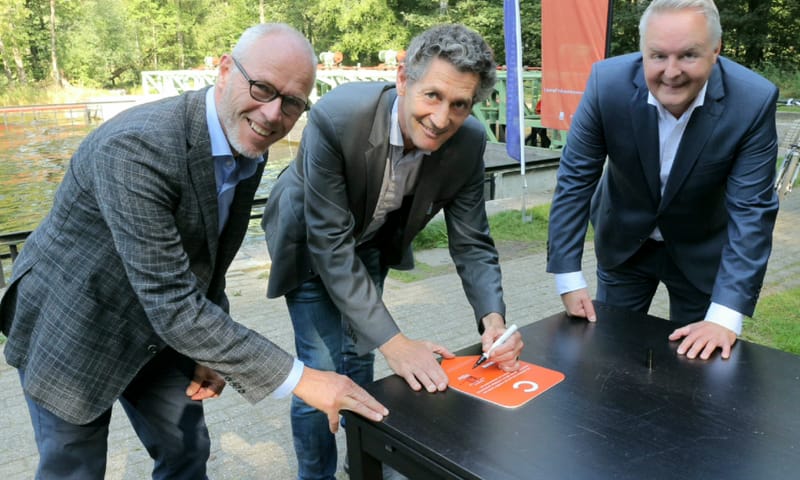 Tekenen convenantschildje Waterloopbos Canon van Nederland