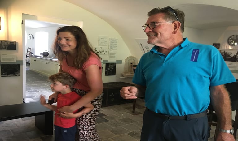 Als kasteelheer of -vrouw bezoekers welkom heten in de kelder van Hackfort, Vorden