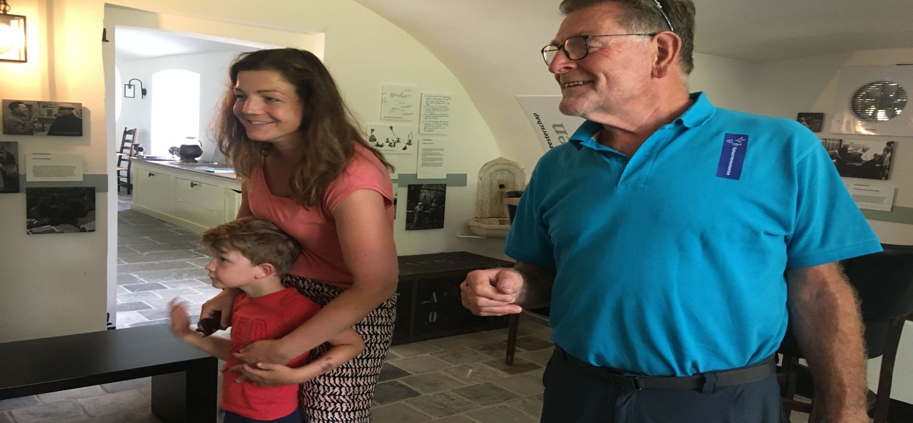 Als kasteelheer of -vrouw bezoekers welkom heten in de kelder van Hackfort, Vorden