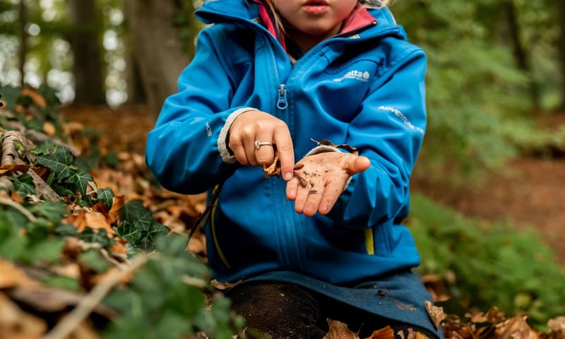 Kind met pissebedden op de hand