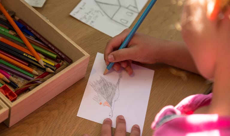 Kind aan het kleuren