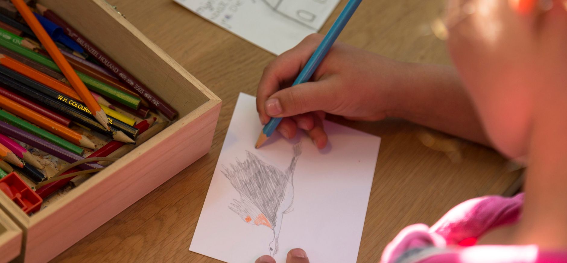 Kind aan het kleuren