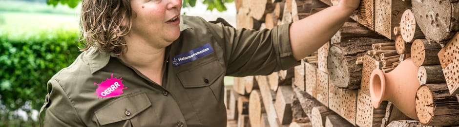 Boswachter Floor bij een bijenhotel
