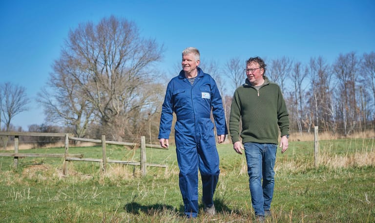Boer Johan Muskens en coördinator Natbuurbeheer Jan Quik 