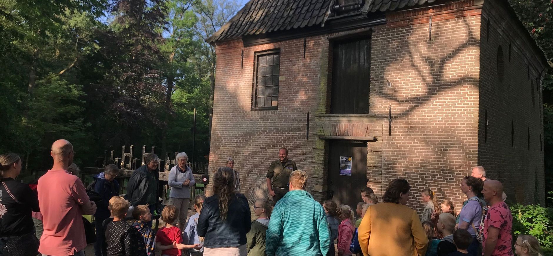 Boswachter Guus heet basisschoolleerlingen welkom op Hackfort