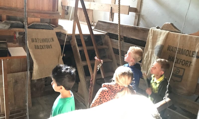 binnenspieken in de dik 300 oude watermolen Hackfort