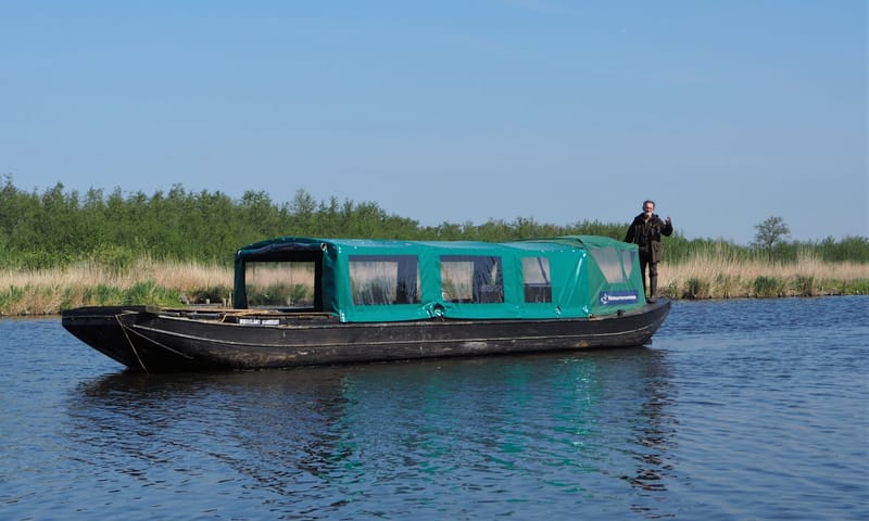Boswachter Guus met zijn werkboot op de Vlietlanden
