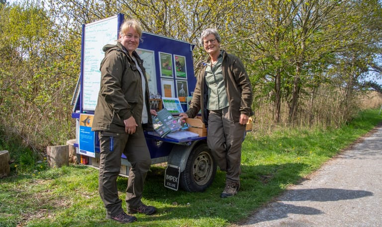 Twee natuurambassadeurs bij de Terreininformatiepunt kar in het Zwanenwater
