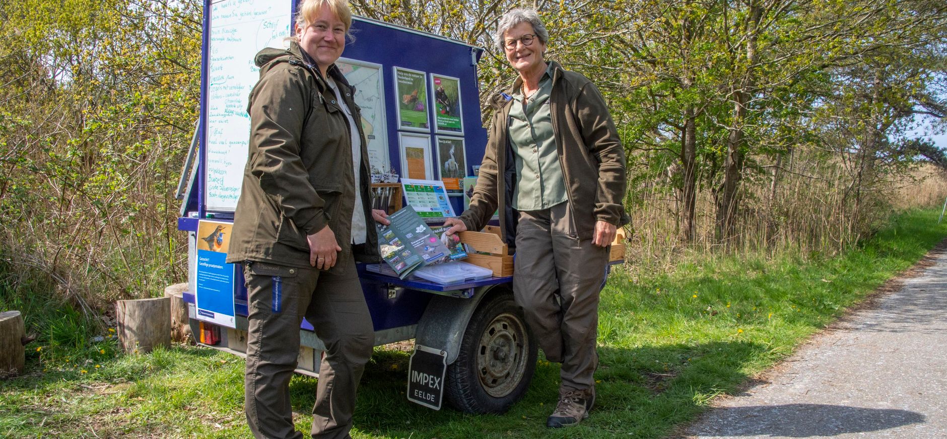 Twee natuurambassadeurs bij de Terreininformatiepunt kar in het Zwanenwater