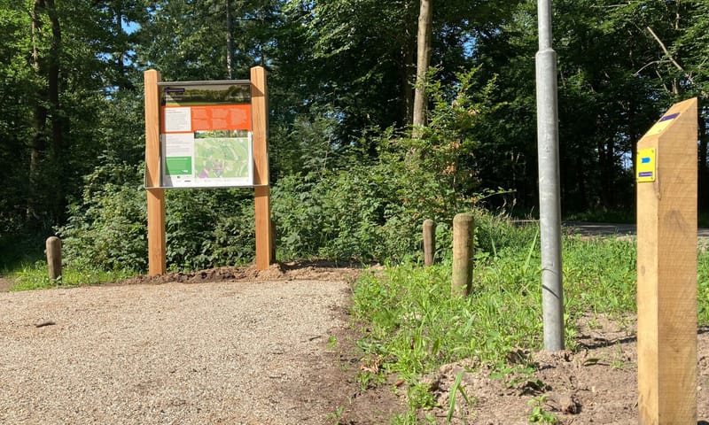 nieuwe parkeerplaats en paneel Beekvliet