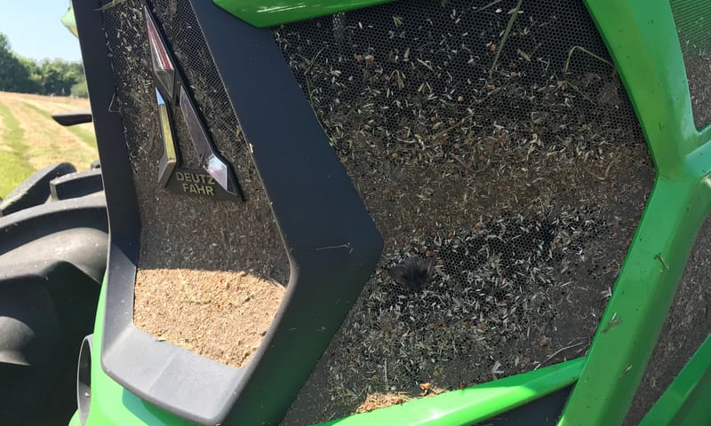 motorblok vol pluis en insecten