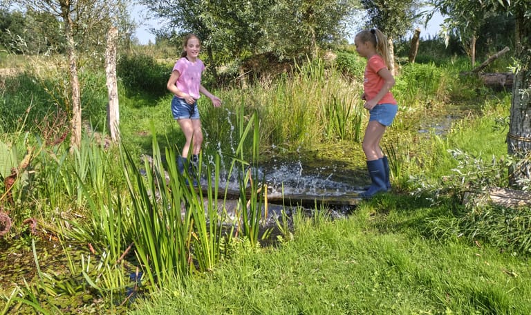 spelende meisjes voor BC DE Wieden