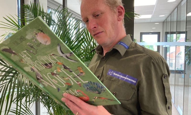 boswachter leest voor in de bieb