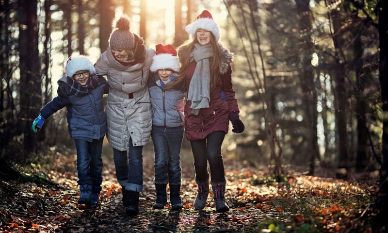 mensen met kerstmuts