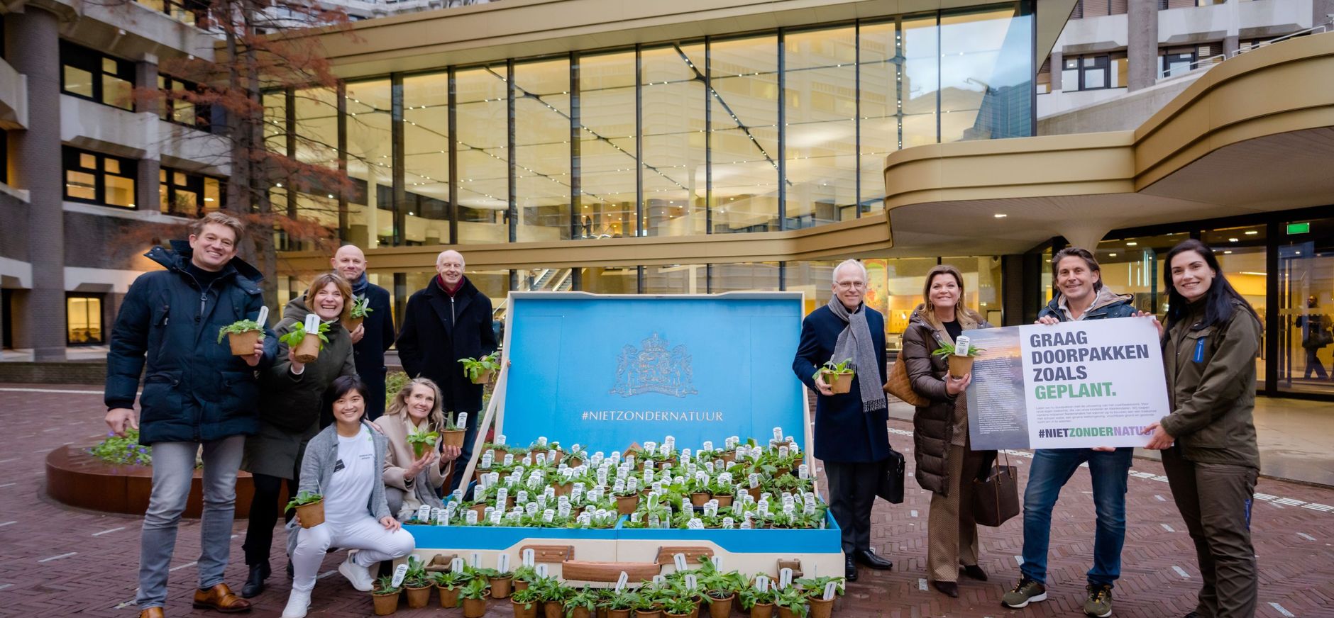 Aanbieding planten aan ministers door boswachter Natascha Hokke