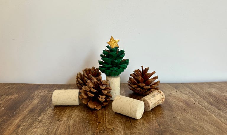 Kerstknutsel van dennenappels