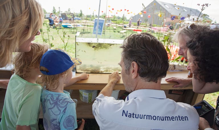 Boswachter Tim laat waterbeestjes zien op landgoed Haarzuilens