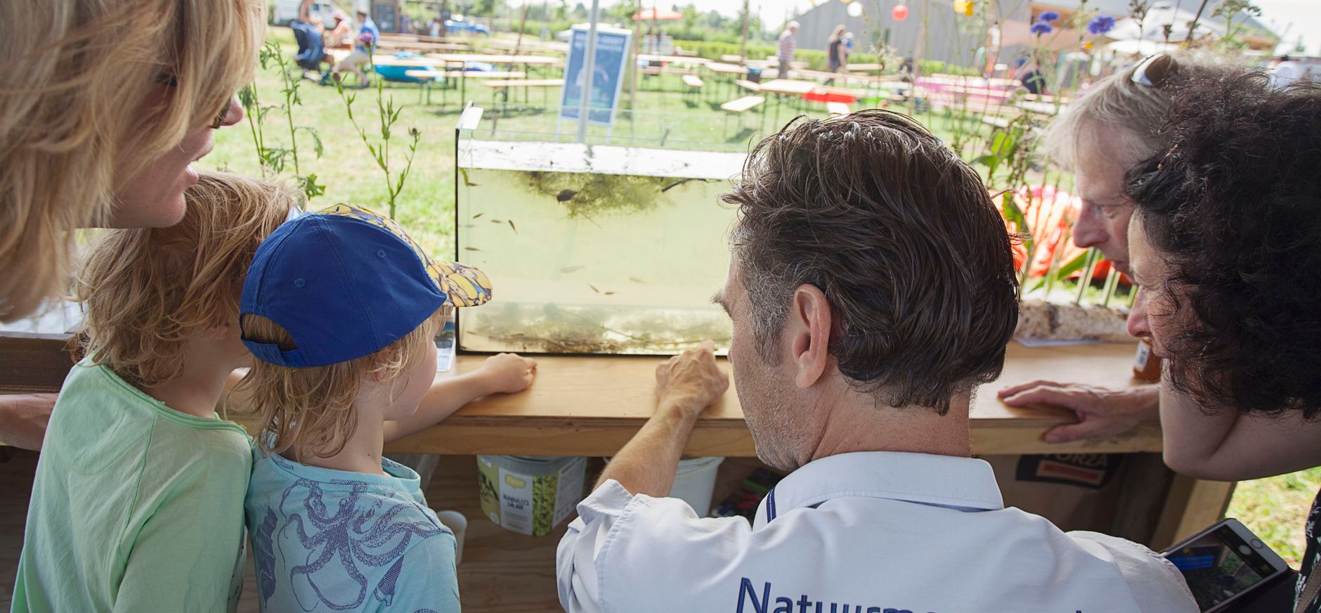 Boswachter Tim laat waterbeestjes zien op landgoed Haarzuilens