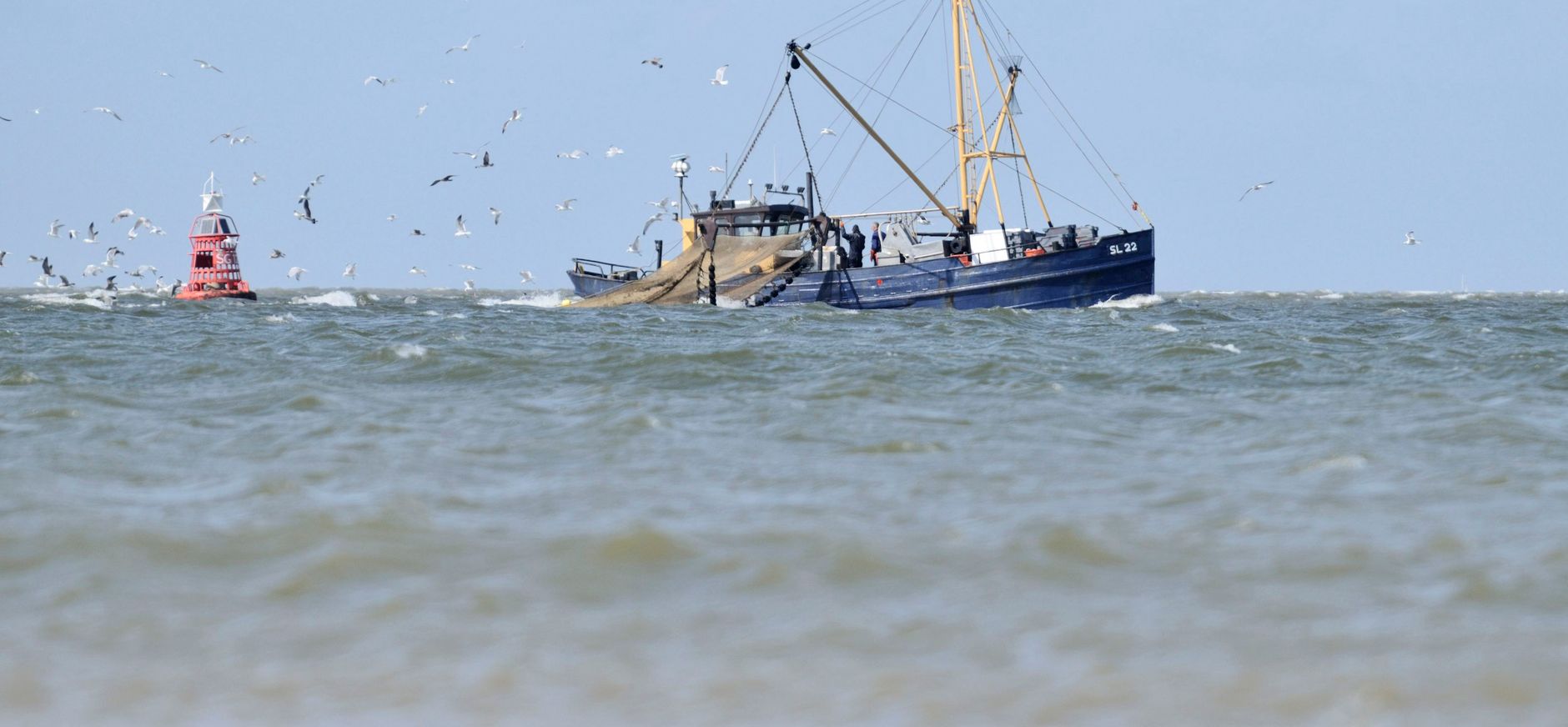 garnalenvisser garnalenkotter voor de kust