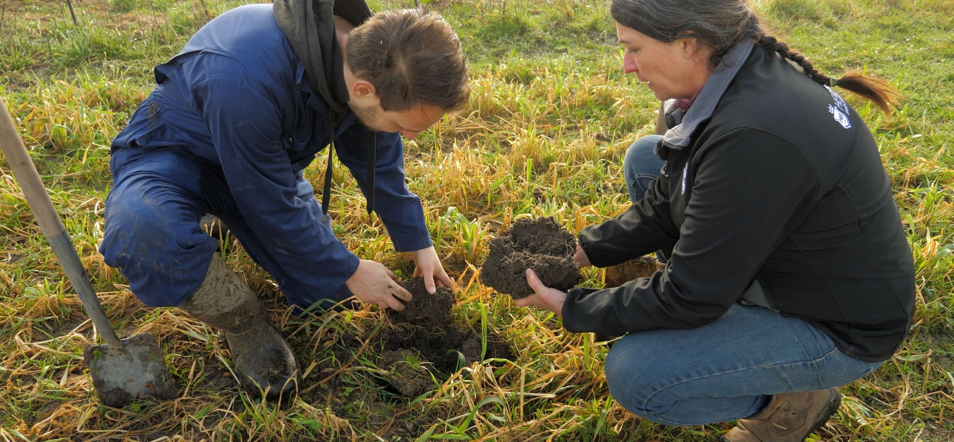 Isabel bekijkt grond in Schiebroekse Polder