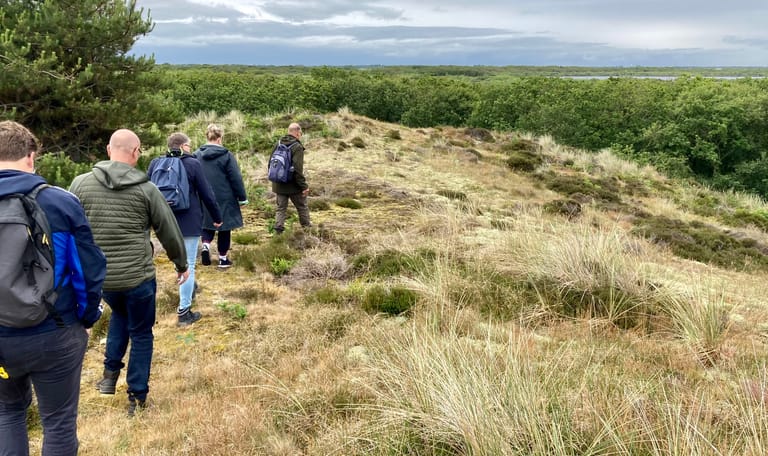 Struinen door de duinen van het Zwanenwater