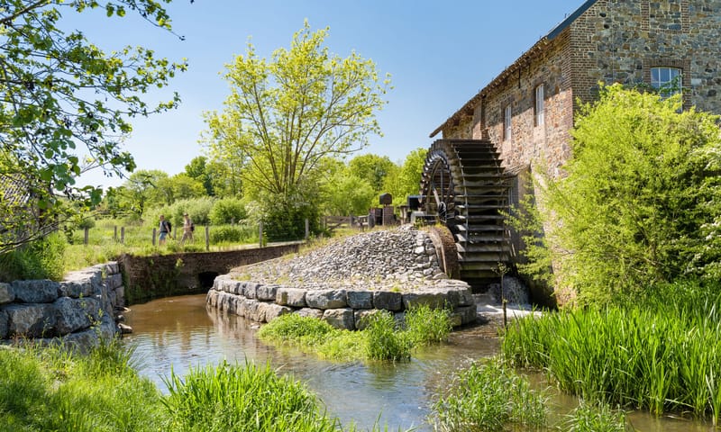 Volmolen met waterrad
