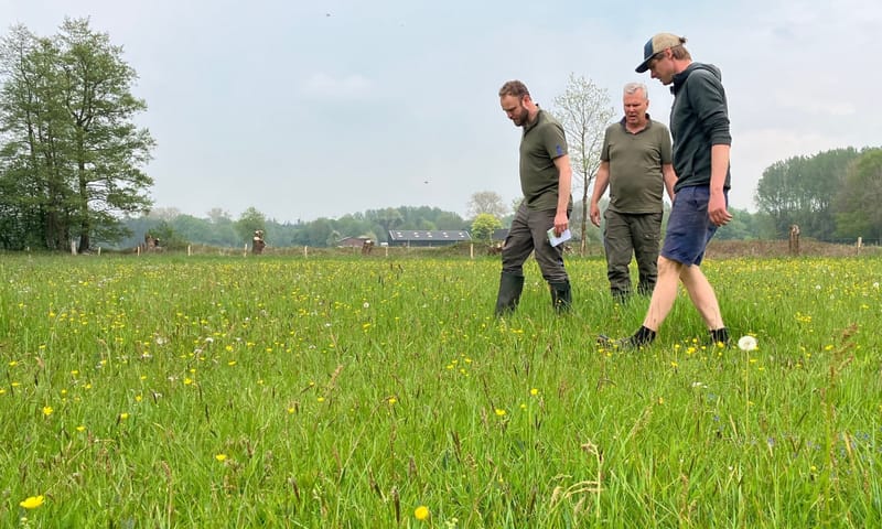 boer en boswachter bezoeker Onderlaatse Laak maaibeheer