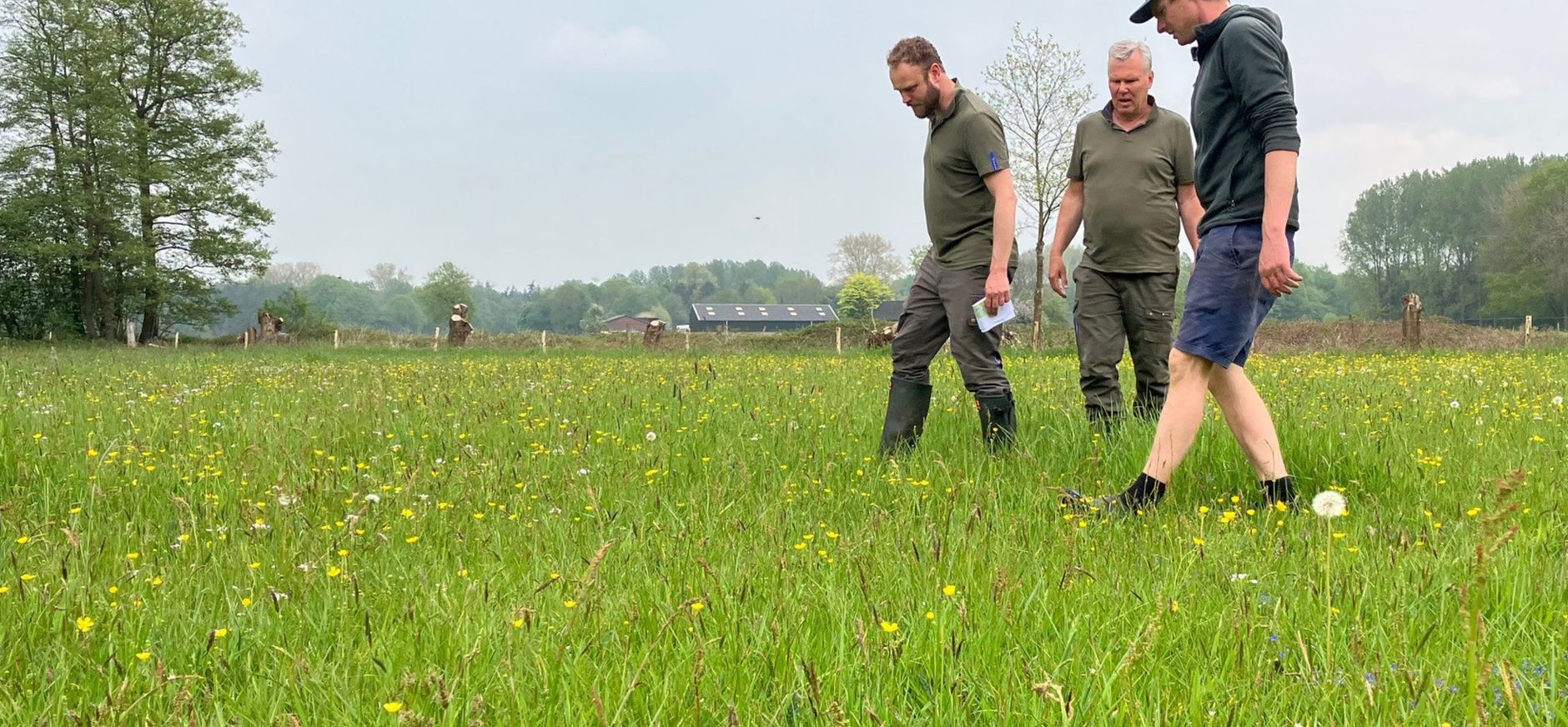 boer en boswachter bezoeker Onderlaatse Laak maaibeheer