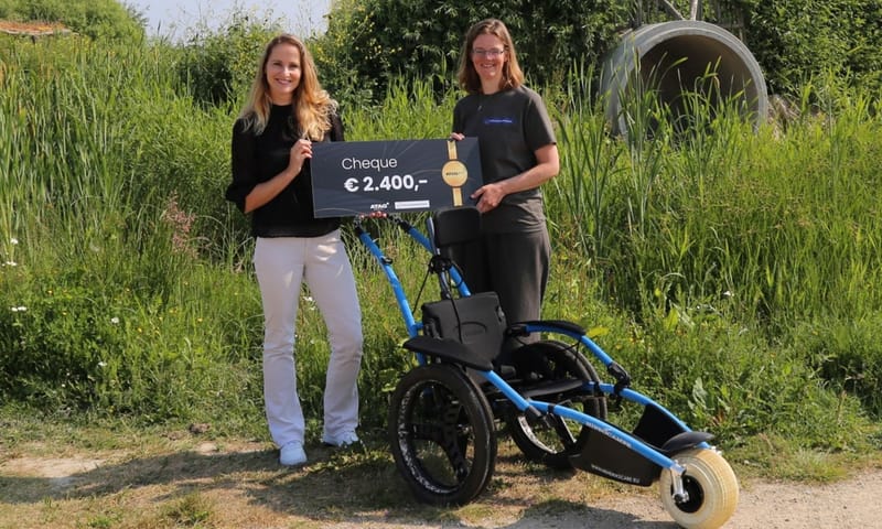 Donatie cheque Hippocampe rolstoel Belevenisboerderij Schieveen
