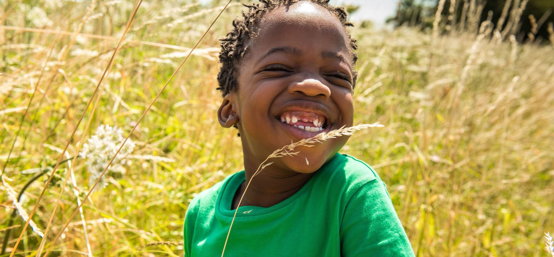 Jongetje geniet van natuur