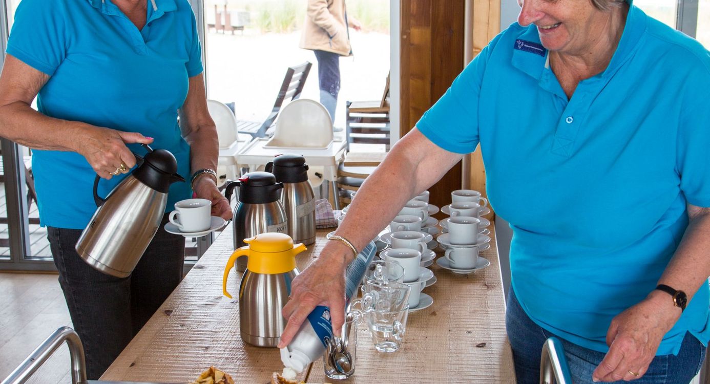 Vrijwiliggers runnen het eilandpaviljoen