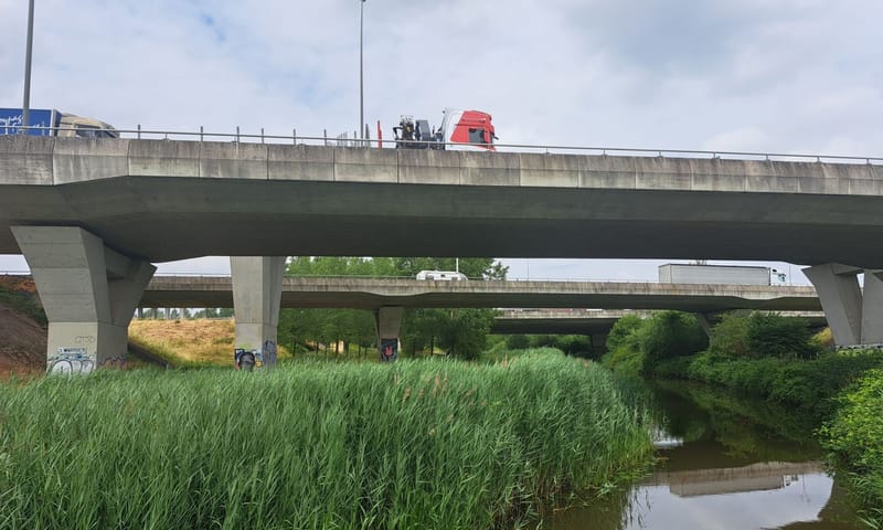 De Dommel stroomt onder verkeersknooppunt De Hogt door