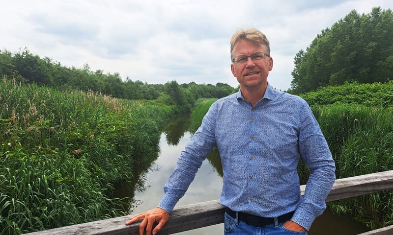 Jan Bos op een bruggetje bij de Dommel