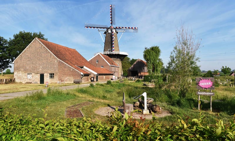 DNaast de molen zelf, maken ook het molenaarshuis en twee schuren onderdeel uit van het complex. Hompesche Molen met schuren