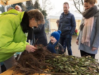 Jeugdactiviteitenbegeleider aan het werk bij bezoekerscentrum Dwingeldervel