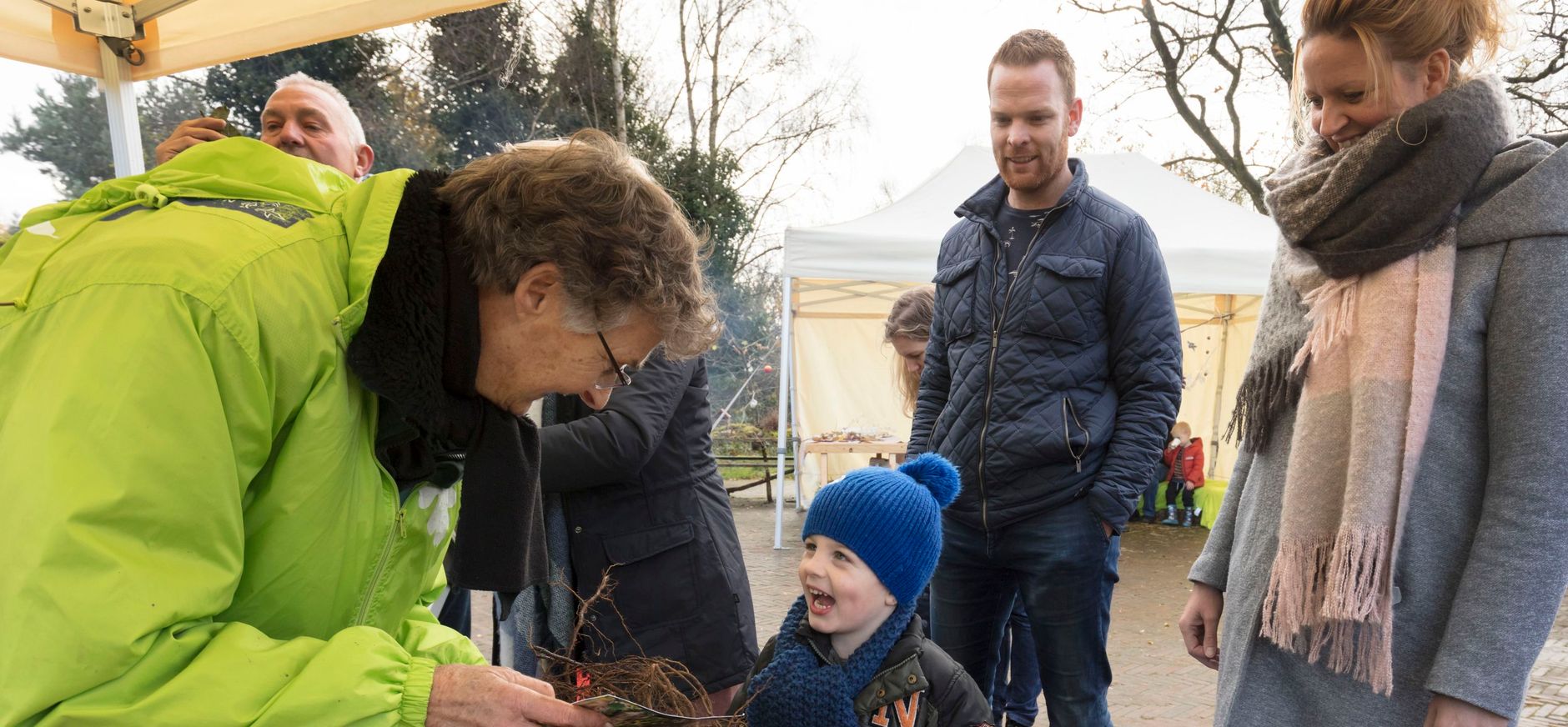 Jeugdactiviteitenbegeleider aan het werk bij bezoekerscentrum Dwingeldervel