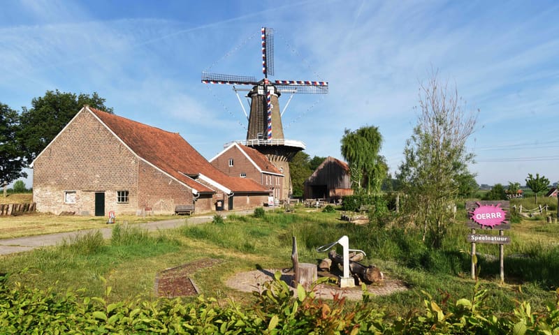 DNaast de molen zelf, maken ook het molenaarshuis en twee schuren onderdeel uit van het complex. Hompesche Molen met schuren