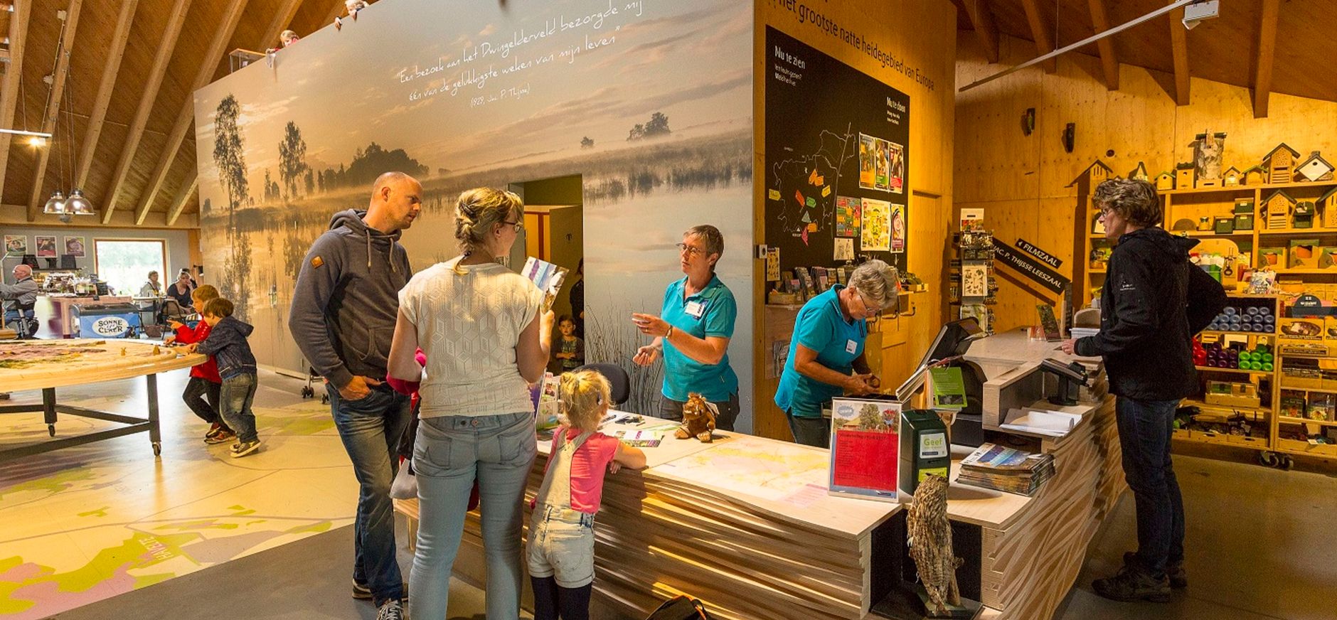 Balievrijwilligers aan het werk in bezoekerscentrum Dwingelderveld