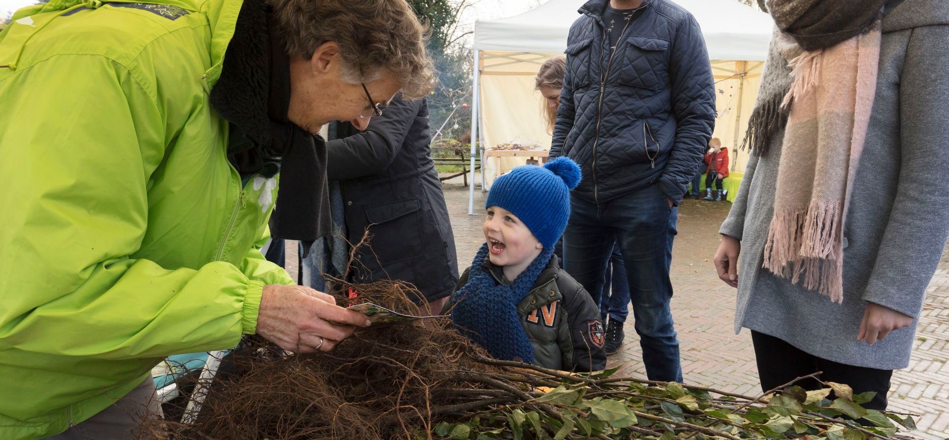 Jeugdactiviteitenbegeleider aan het werk bij bezoekerscentrum Dwingeldervel